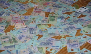 Công an thu giữ hơn 360 triệu đồng, bắt 42 đối tượng tại sới bạc. Ảnh: Công an Hưng Yên.