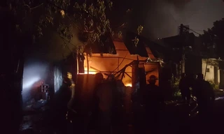 Vụ cháy xảy ra tại xưởng nhựa nằm trong ngõ.