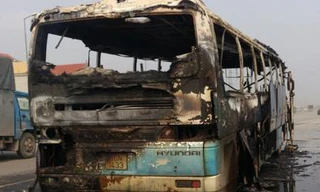 Hà Nội: Xe khách 45 chỗ cháy trơ khung