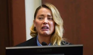 Amber Heard bật khóc trước tòa khi nói về lần đầu bị Johnny Depp bạo hành