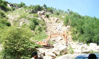 Lộn xộn khai thác đá ở Hòn Chà