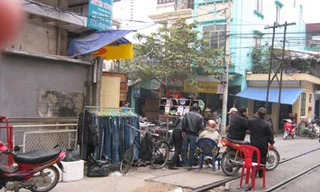 Người dân vô tư bán hàng ngay hành lang đường sắt