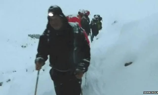 Ba anh em sống sót sau hai ngày mắc kẹt trong bão tuyết 