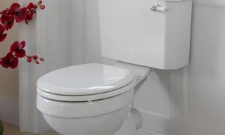 Nghi vấn người đàn ông đến nhà hàng... đánh cắp bồn cầu