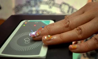 Móng tay phát sáng khi có điện thoại