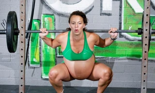 Choáng: Bà bầu sắp sinh nâng tạ gần 100kg