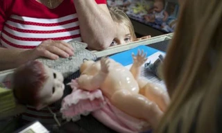 Khách hàng mang búp bê đến sửa tại Doll Hospital.