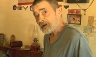 Ông Phillip McMullen trong căn nhà bị đột nhập.