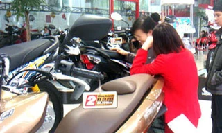 Xe máy cuối năm đua nhau tăng giá