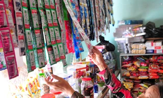 ‘Thôn tính’ mì gói, bánh kẹo