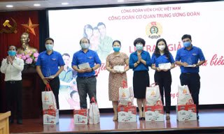 Công đoàn tôn vinh gia dình cán bộ Đoàn tiêu biểu 2021