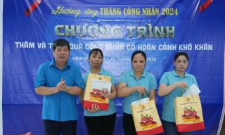 Đồng chí Nguyễn Văn Đông, Phó chủ tịch thường trực Công đoàn Viên chức Việt Nam tặng quà người lao động hoàn cảnh khó khăn