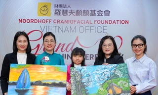 giới thiệu các bức tranh do chính các em nhỏ được phẫu thuật miễn phí vẽ tặng chương trình