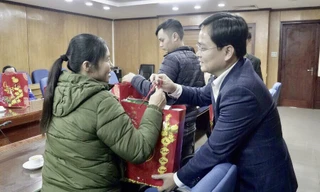 Bí thư thứ nhất Trung ương Đoàn tặng quà Tết cho người lao động đặc biệt khó khăn