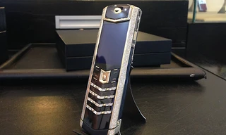 Điện thoại hạng sang là tang vật, vật chứng được mang ra đấu giá