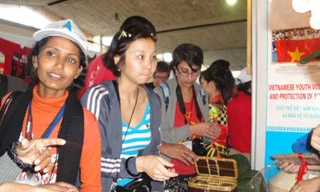 Bạn trẻ quốc tế vây quanh gian hàng Việt Nam