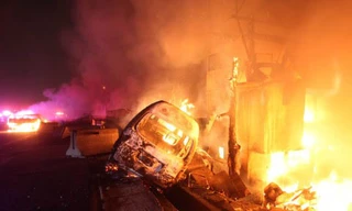 Những chiếc xe bị cháy được chụp trên một đường cao tốc ở Ecatepec gần Mexico City ngày 07/05/2013