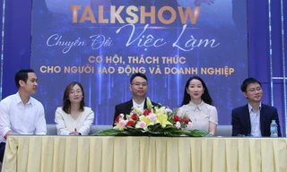 Diễn giả đội mưa tham dự talkshow 'Chuyển đổi việc làm - Cơ hội, thách thức cho người lao động và doanh nghiệp'