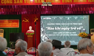 Ký: Đầu súng trăng treo - Sinh viên trường Báo hướng về những người có công với đất nước