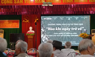 Ký: Đầu súng trăng treo - Sinh viên trường Báo hướng về những người có công với đất nước