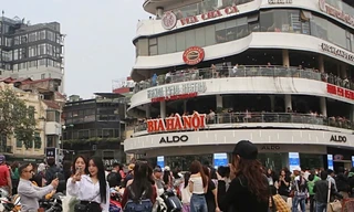 Hàng trăm bạn trẻ đổ xô về 'Hàm cá mập' check-in chia tay trước khi toà nhà này bị dỡ bỏ 