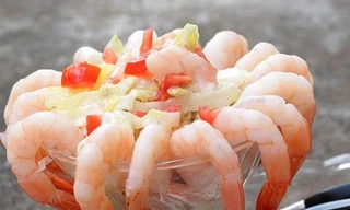 Cocktail tôm với bánh mì, món hoài cổ những năm 1970 trỗi dậy hậu cách ly COVID