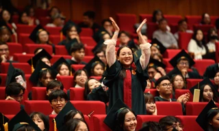 Ấn tượng khoảnh khắc tốt nghiệp của hơn 1.000 sinh viên, học viên, nghiên cứu sinh Trường Đại học Kinh tế - ĐHQGHN 