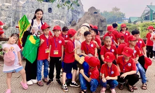 Dẫn tour tham quan, cô sinh viên Trường Đại học Văn hóa trở thành thần tượng của nhiều học sinh