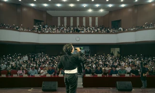 Cặp đôi ca sĩ 'triệu view' Kuun Đức Nam - Xuân Đức 'đốn tim' sinh viên Học viện Tài chính