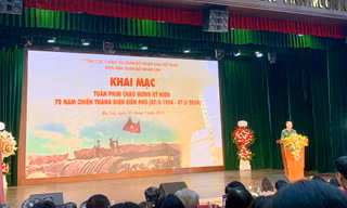 Sinh viên nô nức rủ nhau đến xem tuần lễ Phim Điện Biên Phủ