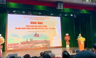 Sinh viên nô nức rủ nhau đến xem tuần lễ Phim Điện Biên Phủ