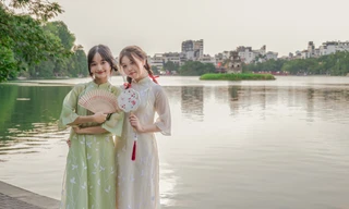 'Nàng thơ' xúng xính váy áo xuống phố dịp 20/10