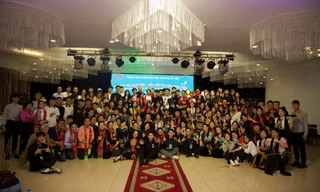 Trình diễn trang phục dân tộc tại chương trình chào tân sinh viên