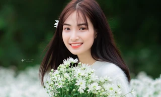Hot girl Nam Định đẹp ‘tựa nắng mai’ giữa vườn hoa báo đông