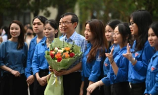 Sinh viên trường Sư phạm hàng nối hàng chia tay Thầy Hiệu trưởng