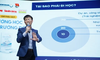 Nhà báo Nguyễn Tuấn Anh ký tặng sách, truyền cảm hứng 'khác biệt' cho gần 1000 sinh viên 