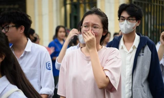 Muôn màu cảm xúc sau môn thi Toán: Nụ cười và những giọt nước mắt