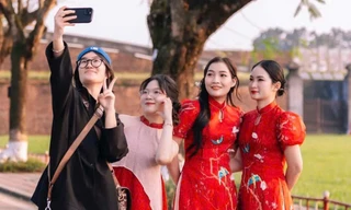 'Nàng thơ' xúng xính chụp ảnh Tết tại thành phố Huế