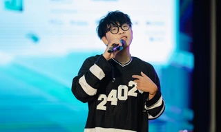 Xuất hiện đầy bất ngờ tại NEU, Kuun Đức Nam chinh phục khán giả vì hát live như 'nuốt đĩa'