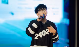 Xuất hiện đầy bất ngờ tại NEU, Kuun Đức Nam chinh phục khán giả vì hát live như 'nuốt đĩa'