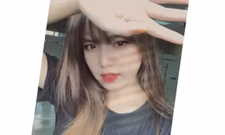 Nhan sắc xinh đẹp của cô gái nhắc người dân phòng chống dịch COVID-19 mỗi khi chờ máy