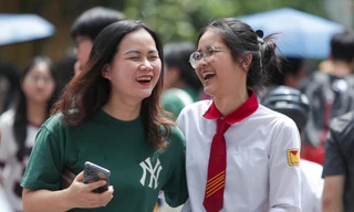 Đề Toán tiếp tục 'chiều lòng' sĩ tử Hà Nội, vỡ oà cảm xúc sau môn thi cuối cùng