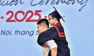 'Mỗi bước chân là một lời hứa' – Chàng trai cõng bạn thân lên bục tốt nghiệp Đại học Bách khoa Hà Nội