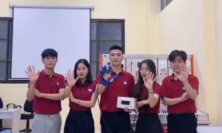 Nhóm sinh viên Thuỷ lợi sáng tạo găng tay robot thông minh phục hồi chức năng