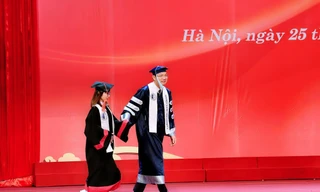 Chạm trái tim sinh viên: Hình ảnh thầy hiệu trưởng dẫn tay nữ sinh bại não lên nhận bằng tốt nghiệp