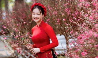 Hot girl Sài Thành lung linh trong tà áo dài đỏ, bên mẹ đón chào năm mới