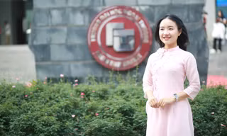 Mùa Quốc tế Phụ nữ 8/3 đầu tiên trên giảng đường của nữ giảng viên đại học trẻ