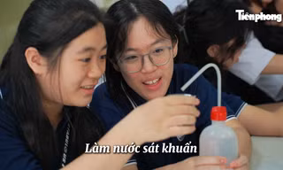 Sĩ tử say mê thí nghiệm khoa học tại Ngày hội tuyển sinh khối các ngành Khoa học và Công nghệ