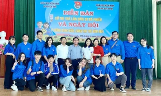 Đoàn viên Đại học Luật Hà Nội tuyên truyền pháp luật tới các cử tri trẻ tuổi