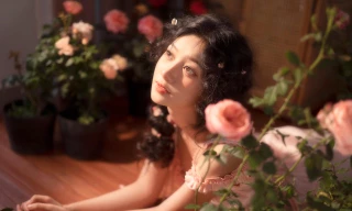 Vẻ đẹp ngọt ngào của nàng ‘Rose’ trường Kinh tế - Tài chính 